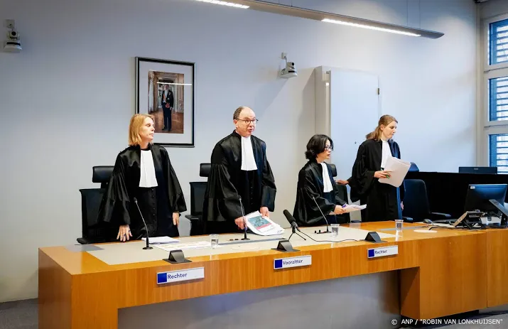 gokmen t bespuugt rechters en moet zaal uit