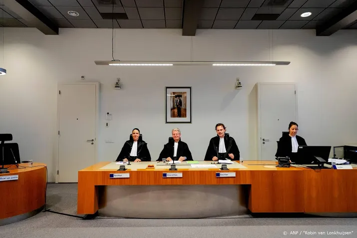 gokmen t geboeid rechtszaal binnengebracht