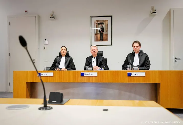 gokmen t steekt middelvinger op naar rechtbank