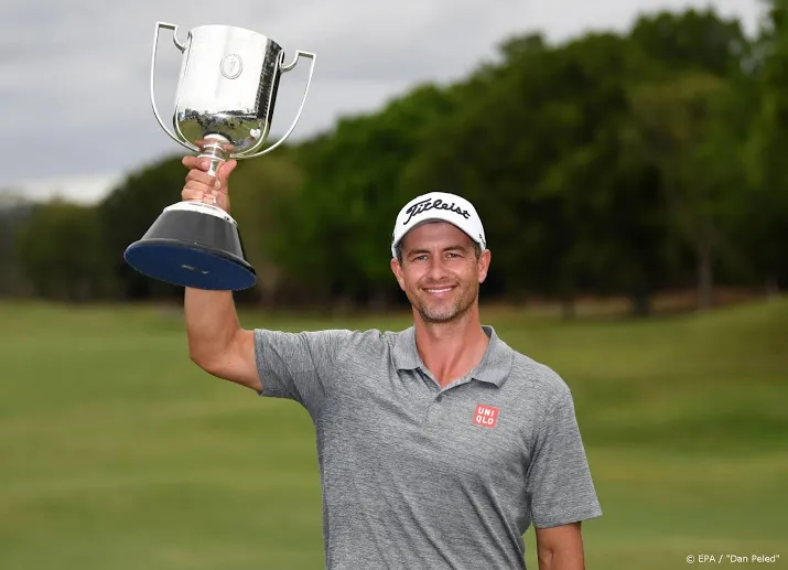 golfer scott juicht weer voor eigen publiek