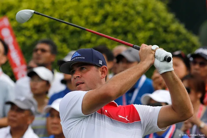 golfer woodland neemt leiding op hawai