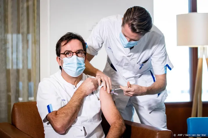 gommers dient eerste vaccinatie in erasmus toe en krijgt ook prik