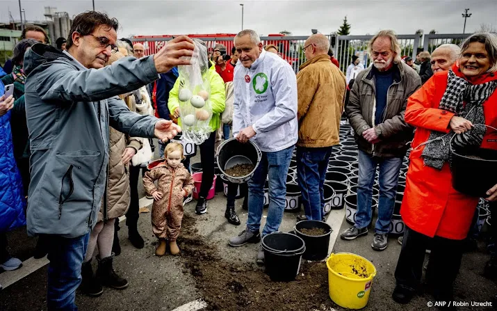 gommers dumpt eigen pfas eieren bij 200e protestactie chemours