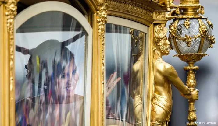 gouden koets met kraan naar amsterdamse expositieplek getakeld
