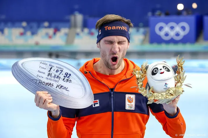 gouden schaatser krol zielsgelukkig na droom die uitkomt