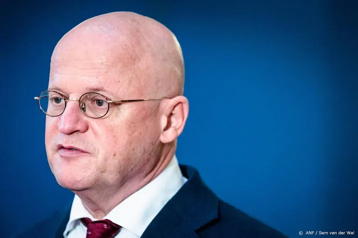 grapperhaus besluit de jonge verdrietig maar verstandig