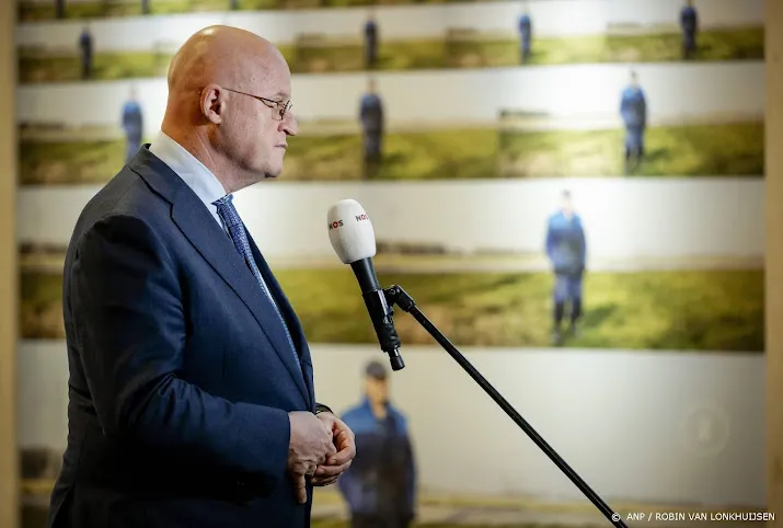 grapperhaus geeft ex piloot julio poch toch vergoeding