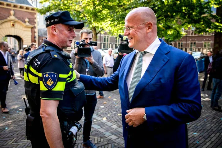 grapperhaus heeft goede hoop op cao