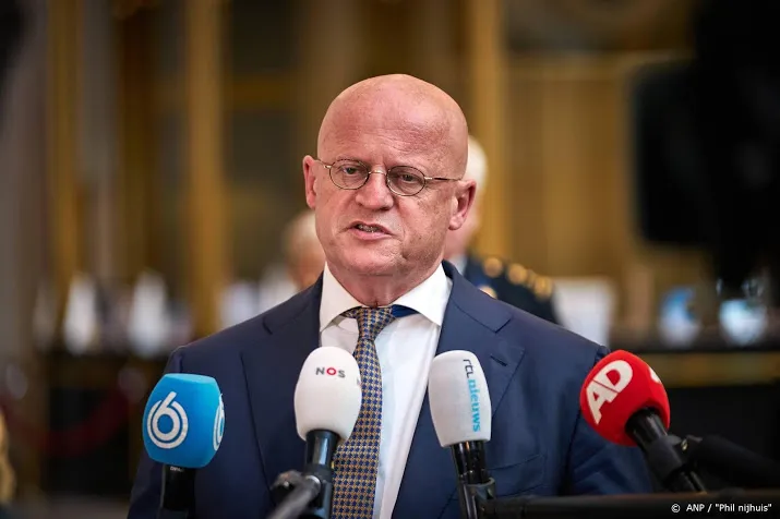 grapperhaus hekelt herrieschoppende jongeren in buitenland
