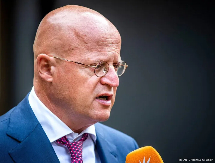 grapperhaus maakt twee keer coronaboete over aan rode kruis