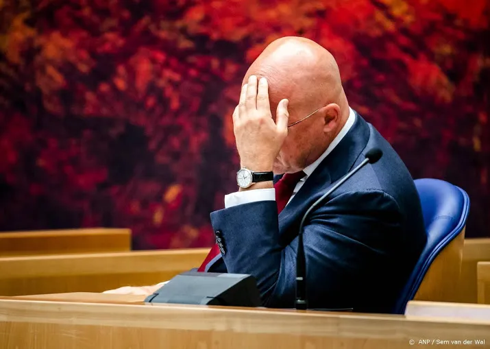 grapperhaus mag blijven maar minder geloofwaardig als minister