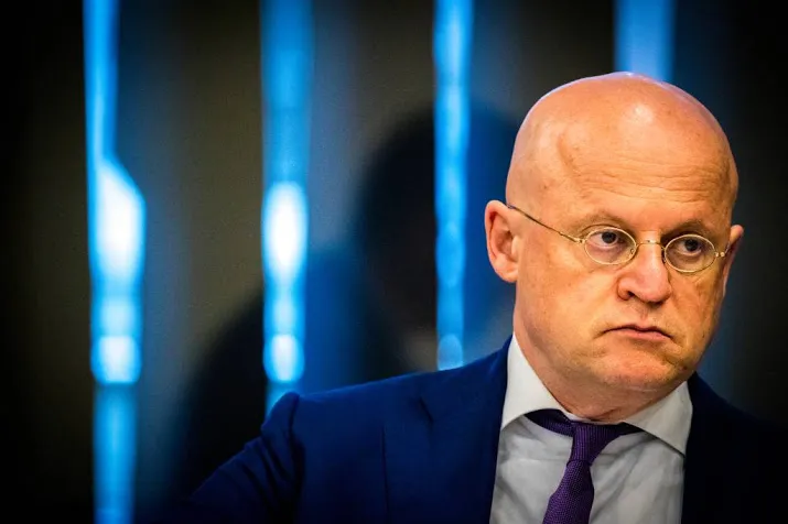 grapperhaus meer agenten naar het buitenland