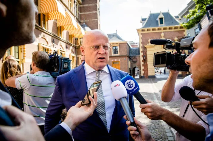 grapperhaus neemt het op voor taserende agent