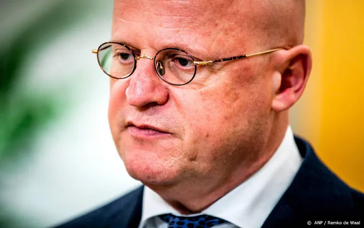 grapperhaus neemt taken harbers erbij