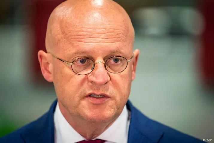 grapperhaus om tafel met politieleiding over rellen den haag