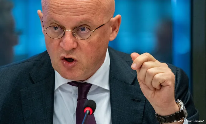 grapperhaus politie moet hier doorheen