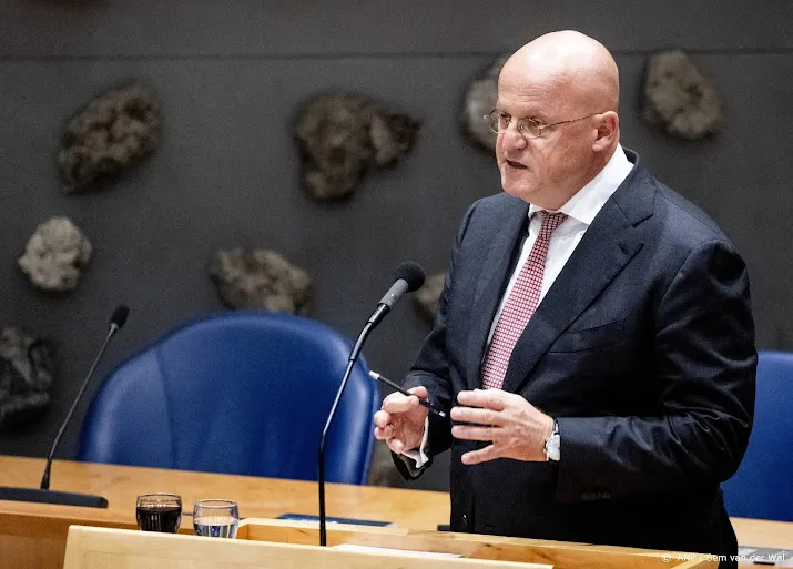 grapperhaus vindt waarnemers om politie te controleren niet nodig
