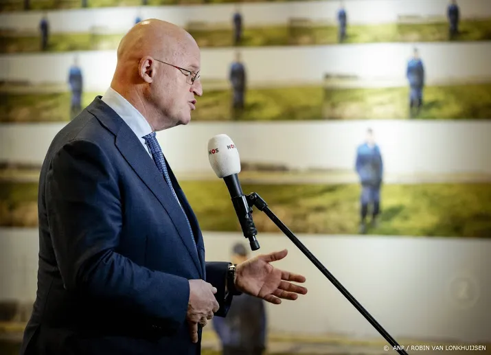 grapperhaus wil rapport bespreken met poch en advocaat