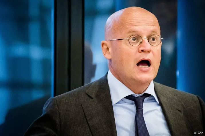 grapperhaus zegt ook sorry tegen medewerkers van zijn ministerie