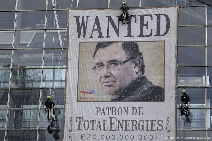 greenpeace beklimt gebouw bij totalenergies kantoor in parijs