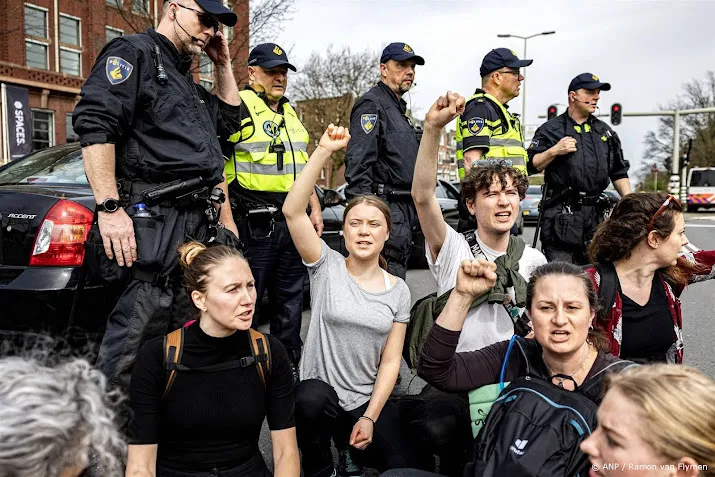 greta thunberg na aanhouding bij nieuwe xr blokkade in den haag