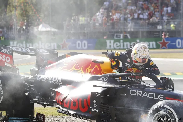 gridstraf voor verstappen in rusland na botsing met hamilton
