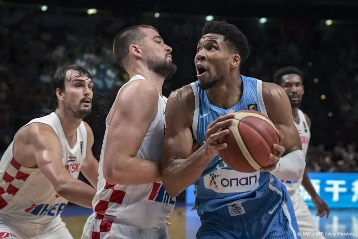 griekse basketballers met nba ster antetokounmpo naar spelen