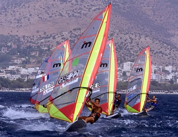griekse zeilbond klaagt olympisch surfkampioen kaklamanakis aan