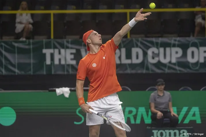 griekspoor naar tweede ronde in parijs bercy na zege in drie sets