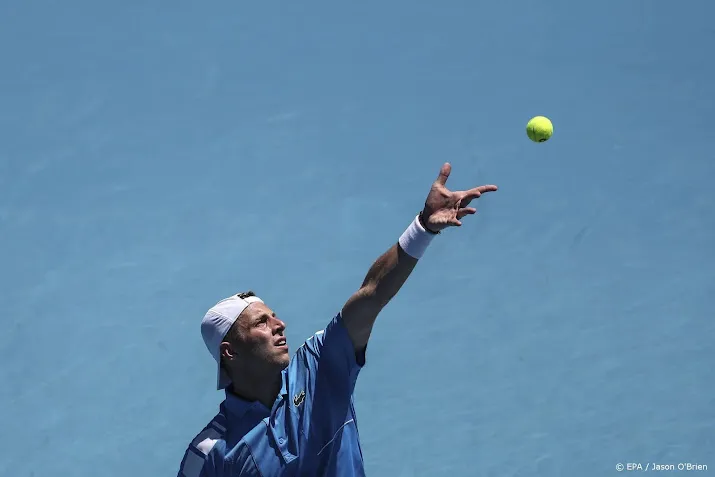 griekspoor overleeft matchpoints en verrast karatsev in rotterdam