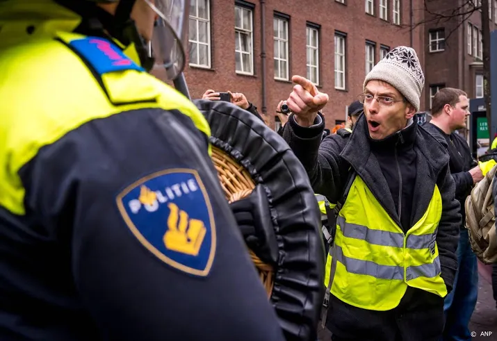 grimmige sfeer bij protest haagse gele hesjes