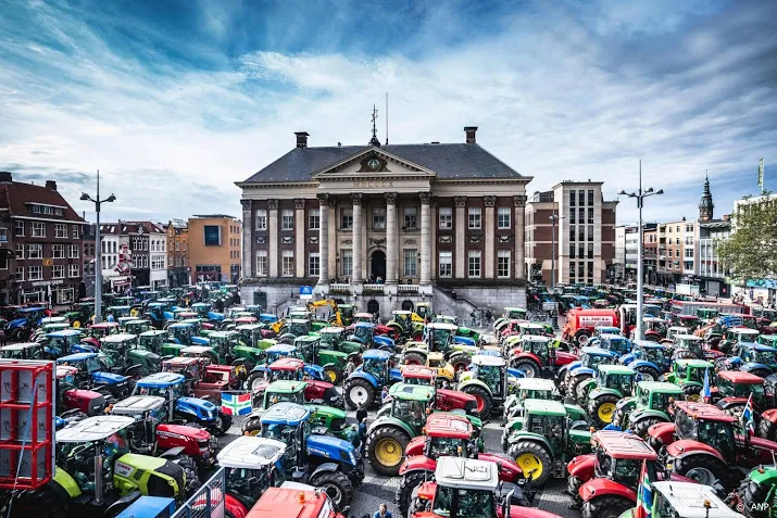 grimmige sfeer bij provinciehuis groningen