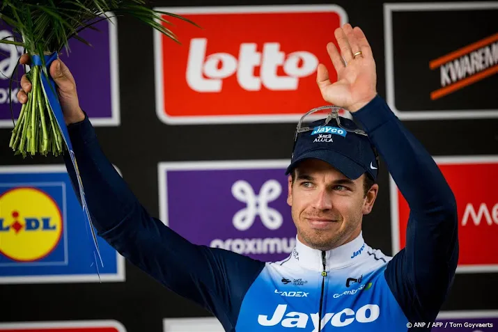 groenewegen en simon yates kopmannen jayco alula in tour