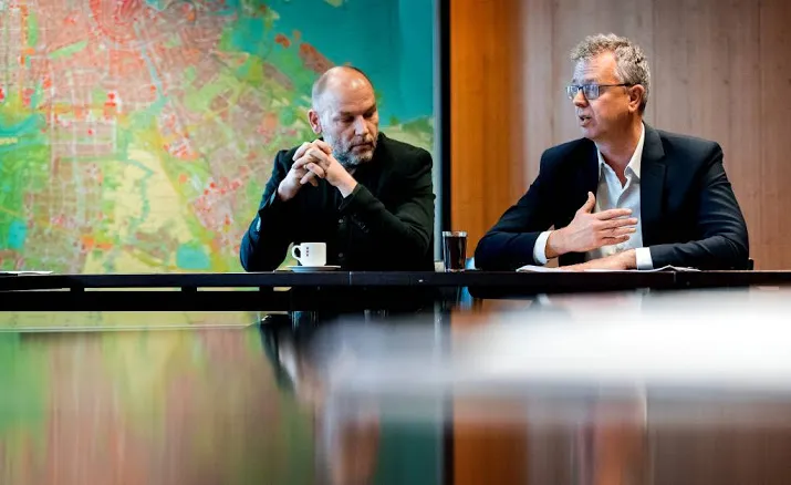 groenlinks adam om tafel met d66 pvda en sp