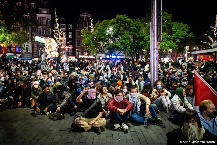 groep betogers op rembrandtplein sfeer redelijk rustig