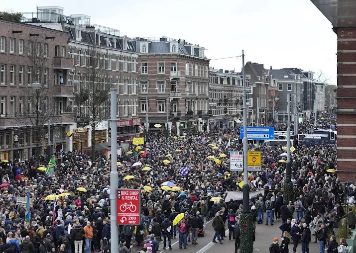 groep demonstranten in amsterdam trekt naar westerpark