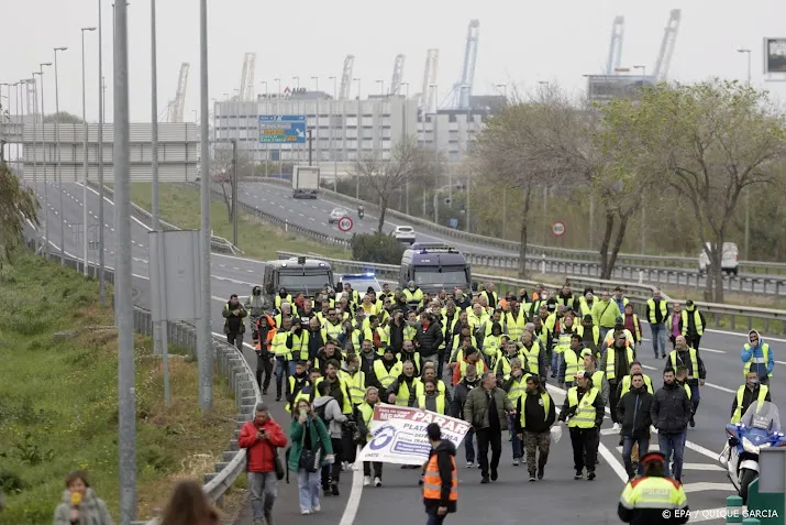 groep spaanse truckers blijft staken na afwijzing steunpakket