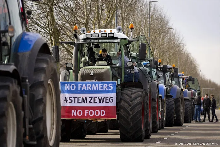 groep tractoren aan de kant gezet aan rand van den haag