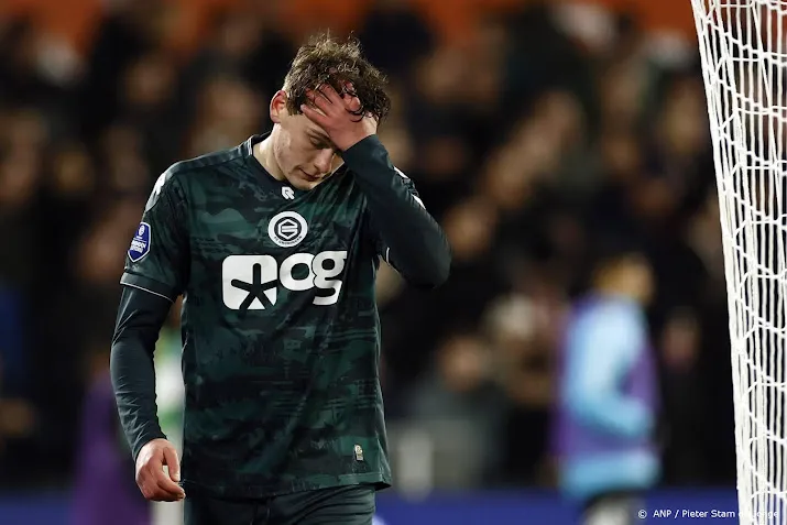 groningen speler kreeg tweede gele kaart voor onsportief gedrag