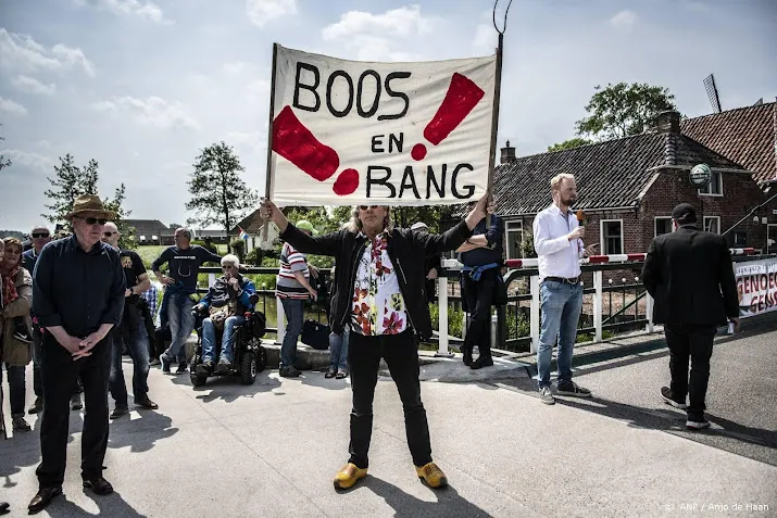 groningers tien jaar na aardbeving huizinge de straat op