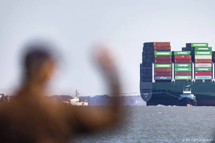 groot vrachtschip loopt vast in suezkanaal