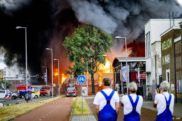grote brand in rotterdam rookwolken trekken over de stad