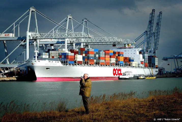 grote containerschepen varen leeg rond de wereld