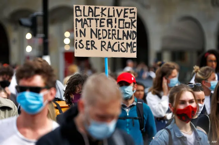 grote drukte op de dam bij protest tegen politiegeweld vs