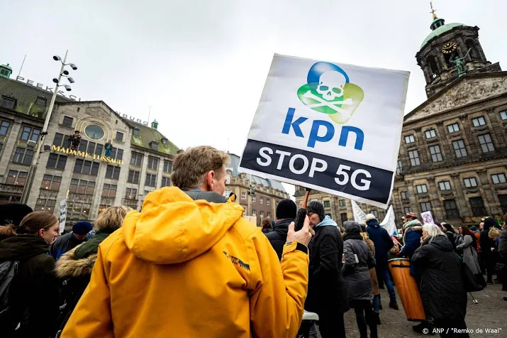 grote groep demonstranten op de dam tegen 5g