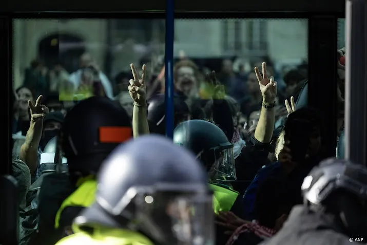 grote groep keert zich tegen politie bij onrust centrum amsterdam