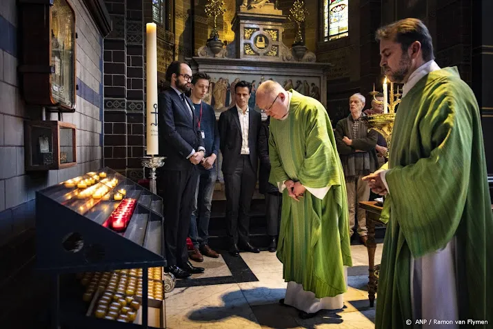 grote opkomst bij amsterdamse mis voor oekraine