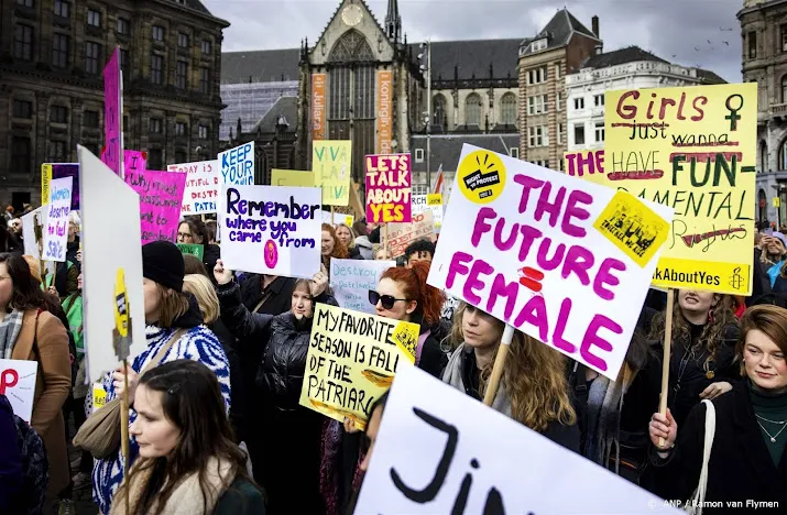 grote opkomst bij eerste feminist march in amsterdam