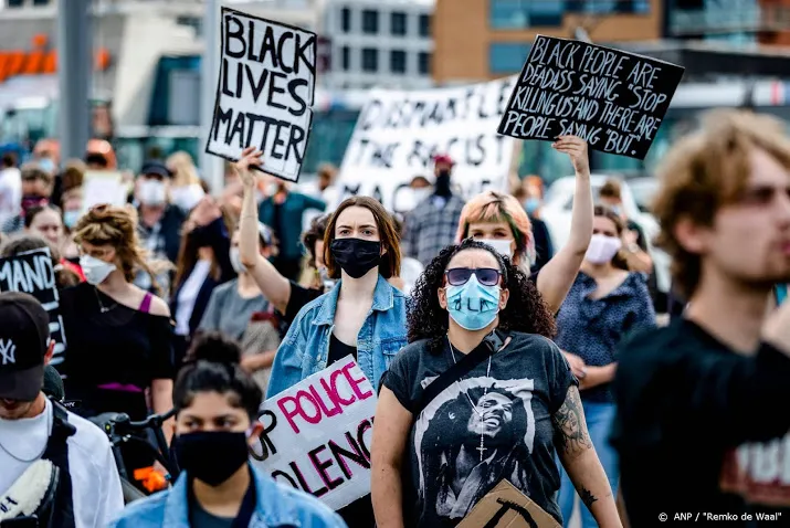 grote opkomst in rotterdam voor betoging tegen racisme