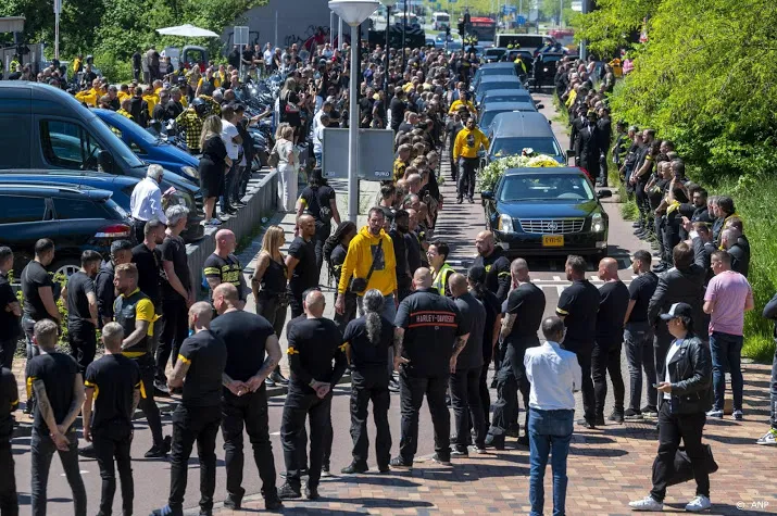 grote politiemacht aanwezig tijdens uitvaart kopstuk satudarah